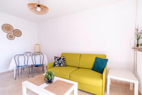 Photo de la galerie de l'établissement Flat With Loggia At 10min From The Beach, à Hyères