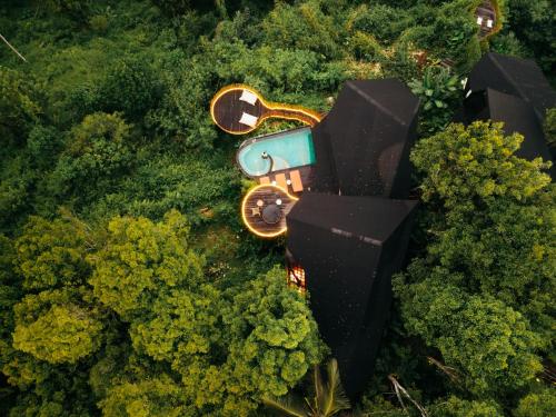 Skats uz naktsmītni 3 Bdr - Luxury Cliffside Bamboo Villa no putna lidojuma