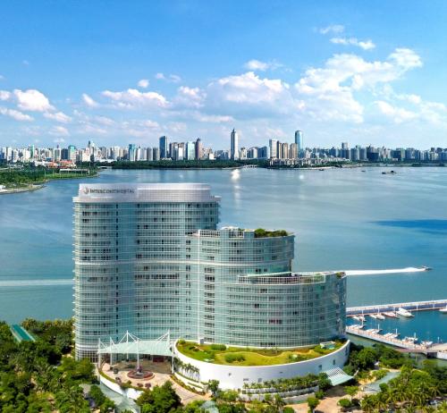 海口的住宿－海口华彩洲际酒店，水体旁一座大建筑的空中景观