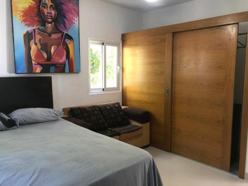 Schlafzimmer mit einem Bett und einer Holztür in der Unterkunft Beach Town Condo 2 rooms in Sosúa