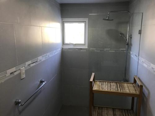 ein Bad mit einer Dusche, einem Waschbecken und einem Fenster in der Unterkunft Beach Town Condo 2 rooms in Sosúa