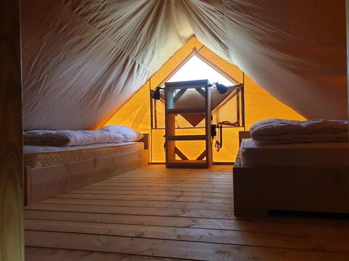 a room with two beds in a tent at Safaritent Betuwe Lodge in Kesteren