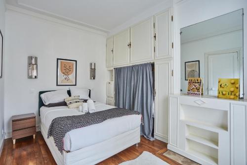 מיטה או מיטות בחדר ב-Apartment terrace Tour Eiffel by Studio prestige