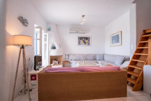 un salon avec un lit et un canapé dans l'établissement Overlooking Sea Maisonette With BBQ For 7 Ppl, à Kóstos