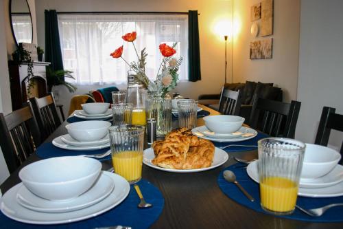 Fully Equipped Entire House, 3 Bedroom House, 5 Single Beds, Free Parking in Swindon