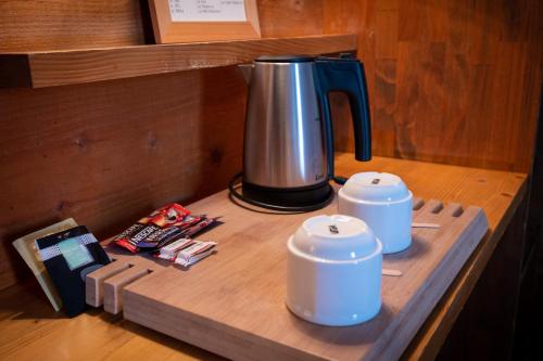 a counter with a blender on a wooden table at Cit'Hotel Le Montreal in Châlons-en-Champagne