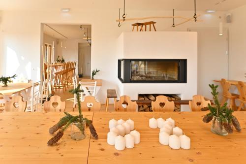 een woonkamer met een tafel met kaarsen erop bij Eko Glamping Resort Krištof in Cerklje na Gorenjskem