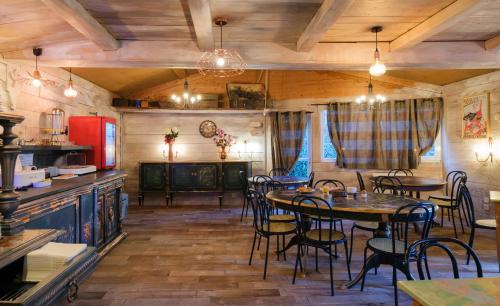 comedor con mesas y sillas y cocina en Cit'Hotel Le Montreal en Châlons-en-Champagne