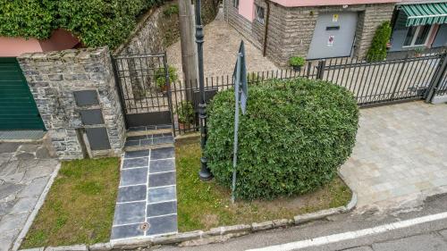 a street sign in front of a fence at Tizi House in Varenna