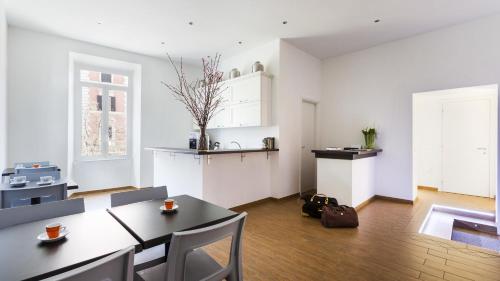 un soggiorno con tavolo e sedie e una cucina di Rest Guesthouse a Roma