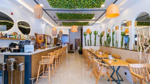 un ristorante con tavoli e sedie e un bar di B&B Cabana Life a Milas
