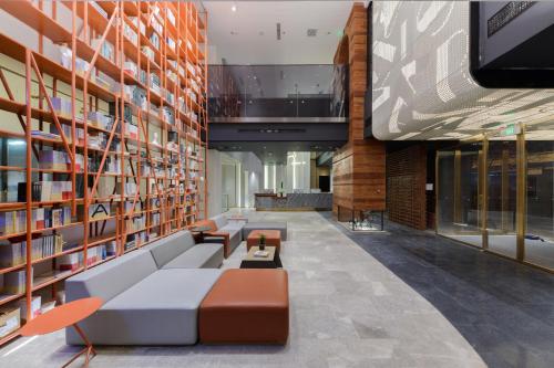 a library with a couch and bookshelves at Atour S Hotel Beijing Zhongguancun Beiwai in Beijing