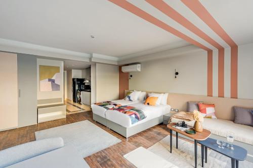 uma sala de estar com uma cama e um sofá em Brassbell apartments in Giza no Cairo
