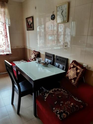 une chambre avec une table, un canapé et un réveil dans l'établissement Квартира в Гюмри, à Gyumri