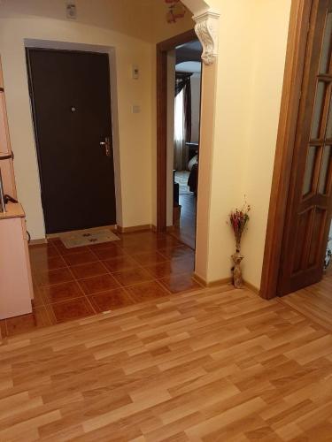 Il comprend un salon doté de parquet et d'une porte. dans l'établissement Квартира в Гюмри, à Gyumri