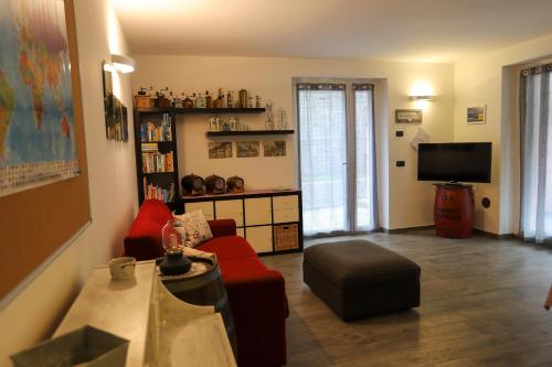 a living room with a couch and a tv at Tizi House in Varenna