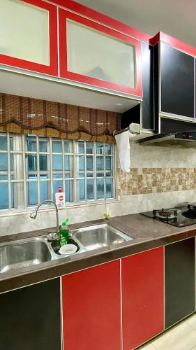 Η κουζίνα ή μικρή κουζίνα στο Gemilang Guesthouse