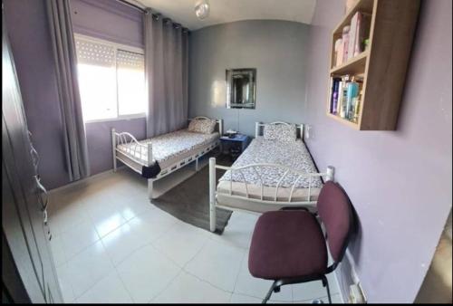 Mansouria的住宿－Maison Maurice，一间医院间,配有两张床和椅子