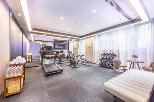 un gimnasio con cintas de correr y equipos de ejercicio en una habitación en Atour Hotel Suzhou Guanqian Street Leqiao Station en Suzhou