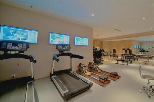 - une salle de sport avec 2 tapis de course et un tapis de course dans l'établissement Atour X Hotel Shenzhen Futian CBD Chegongmiao, à Shenzhen