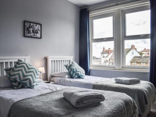 sypialnia z 2 łóżkami i oknem w obiekcie South Villa w mieście Sandsend