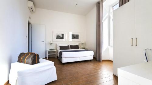 una camera da letto bianca con un letto e un tavolo di Rest Guesthouse a Roma