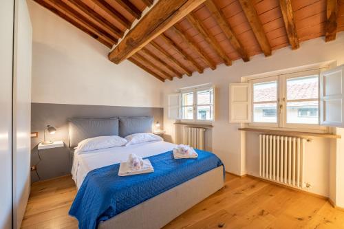 een slaapkamer met een bed met twee handdoeken erop bij CASA SAN PAOLINO [Dentro le mura]Elegant Flat WIFI e SelfCheckin in Lucca