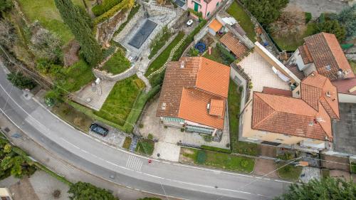 an overhead view of a house with a road at Tizi House in Varenna