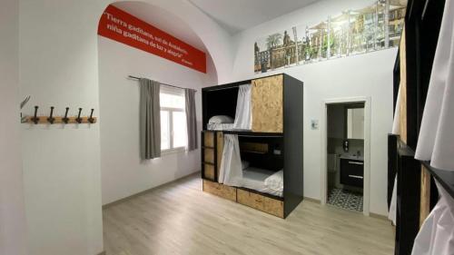 Кухня или мини-кухня в Planeta Cadiz Hostel
