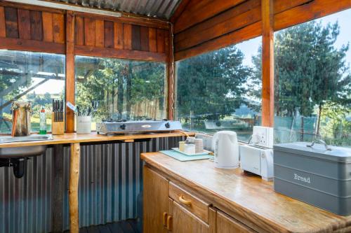 una cucina con bancone, lavandino e bancone di Dargle Forest Lodge a Dargle