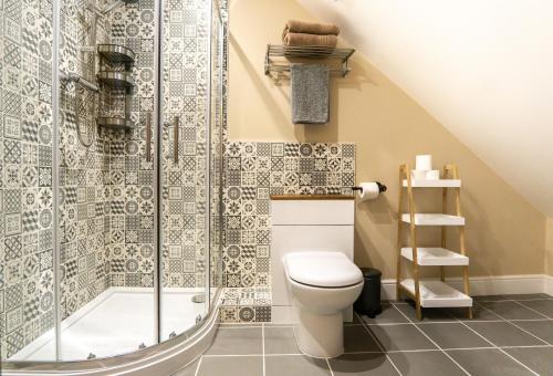 y baño con aseo y ducha. en Cornish Tin Mine Themed Apartment, en St Austell