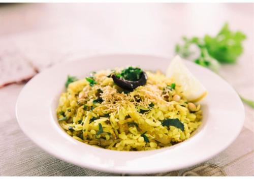 WelcomHeritage Mandir Palace في جيلسامر: وعاء أبيض من الطعام مع الأرز والخضروات