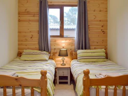 Säng eller sängar i ett rum på Herons Log Cabin