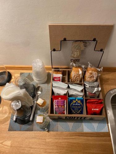 トッレ・ア・マーレにあるVisavi' Luxury Roomのカウンターの上に座った食べ物箱