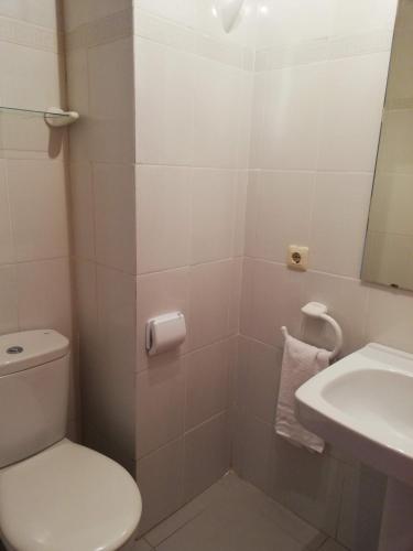 Ένα μπάνιο στο Tamaris Playa Solo Familias Serviplaya
