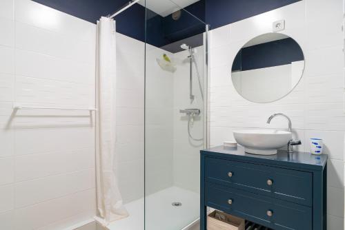 貝諾代的住宿－Ty Menez - Proche plage pour 4，一间带水槽和淋浴的浴室
