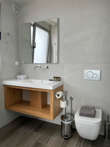 A bathroom at Majestic Acropolis-Lycabettus