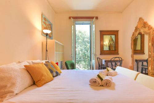 a bedroom with a bed with towels on it at Case VR Holiday Il Giardino dei Glicini in Verona