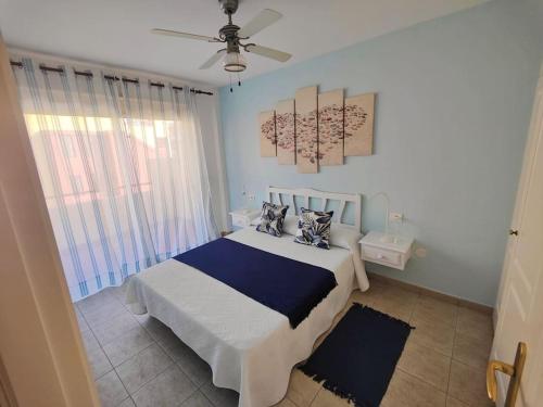 プエルト・デ・サンティアゴにあるsol y marのベッドルーム1室(ベッド1台、シーリングファン付)