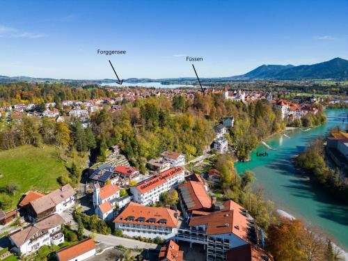 een luchtzicht op een stad naast een rivier bij Gästehaus Sankt Ulrich in Füssen