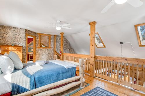 1 dormitorio con 1 cama y 1 cuna en The Birdie Lodge, en Arkdale