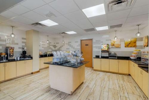 a large room with aasteryasteryasteryasteryasteryasteryasteryasteryasteryasteryastery at Comfort Suites Stockbridge Atlanta South in Stockbridge