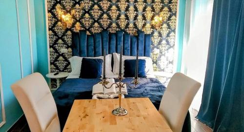 uma mesa de jantar e cadeiras num quarto com uma cama em Hotel magnolia 1000 mt dal casello em Valmontone