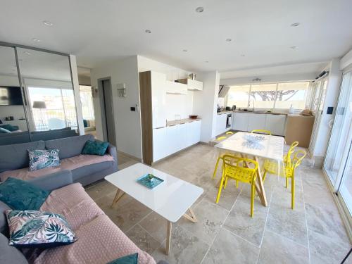 un salon avec un canapé et une table dans l'établissement AS23077-Marina P3-vue mer, grande terrasse,parking, au Grau-du-Roi