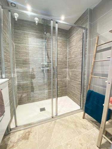 une douche avec une porte vitrée dans une salle de bain dans l'établissement AS23077-Marina P3-vue mer, grande terrasse,parking, au Grau-du-Roi