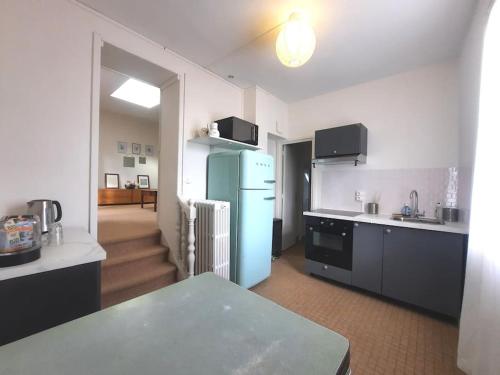 - une cuisine avec un réfrigérateur bleu dans la chambre dans l'établissement Bords de Seine et forêt proche de Paris et Fontainebleau, à Bois-le-Roi