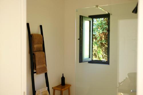 a room with a window and a mirror on the wall at Villa Várzea - The Black Cabin in Várzea