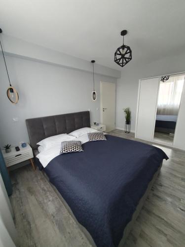 um quarto com uma cama grande e 2 almofadas em Apartament Alex em Sibiu