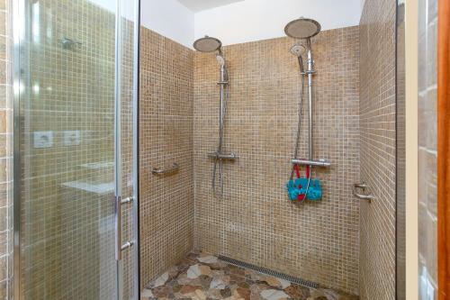 ein Bad mit einer Dusche und einer Glastür in der Unterkunft Vivienda Vacacional Folillo in San Nicolás