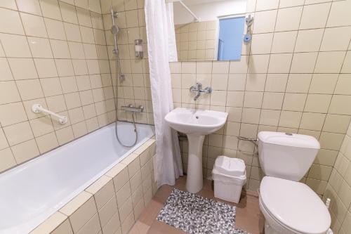 ein Badezimmer mit einem WC, einem Waschbecken und einer Badewanne in der Unterkunft Turistická ubytovňa in Liptovský Mikuláš